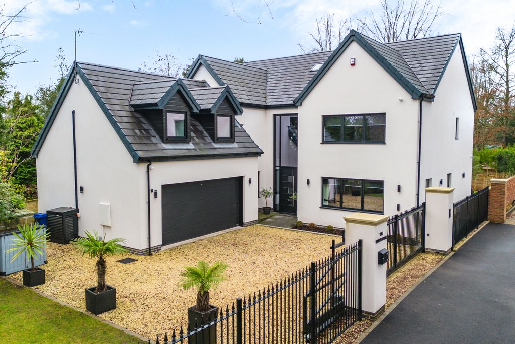 7 bed detached house for saleThe Whitehouse, Whin Hill Road, Bessacar, Doncaster DN4