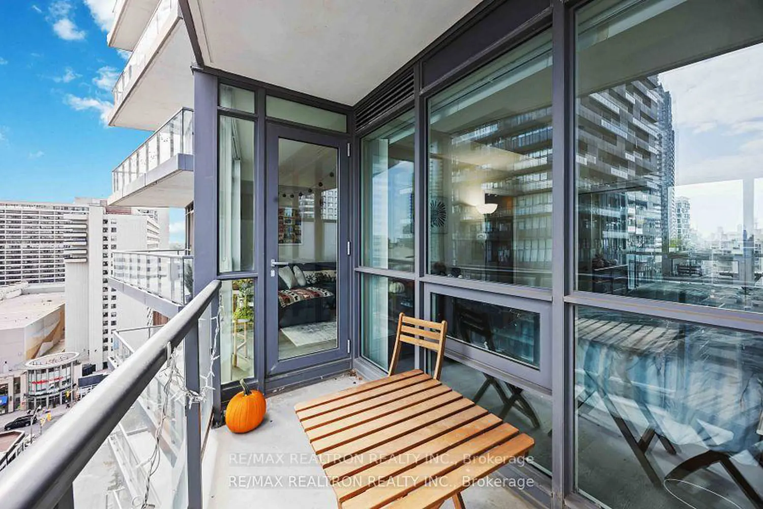 Additional image 15 of 30 Roehampton Avenue 1501