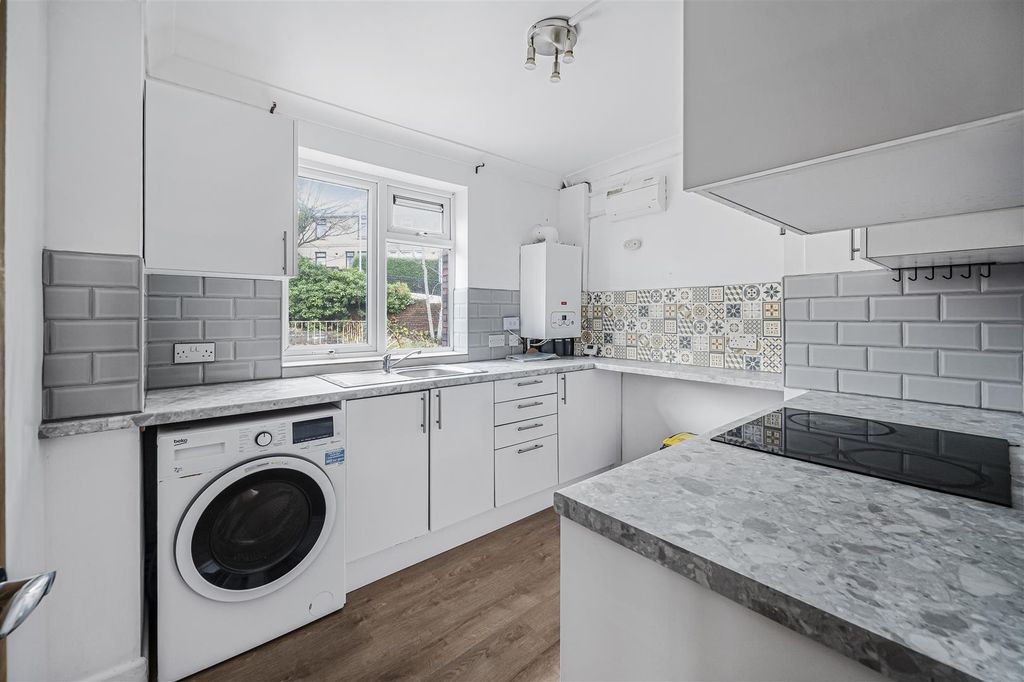 3 bed flat for saleSt. Leger Crescent, St. Thomas, Swansea SA1 photo 3