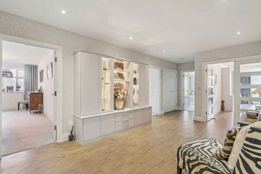 Additional image 2 of 3 bed flat for saleSouth Park Crescent, Gerrards Cross, Buckinghamshire SL9