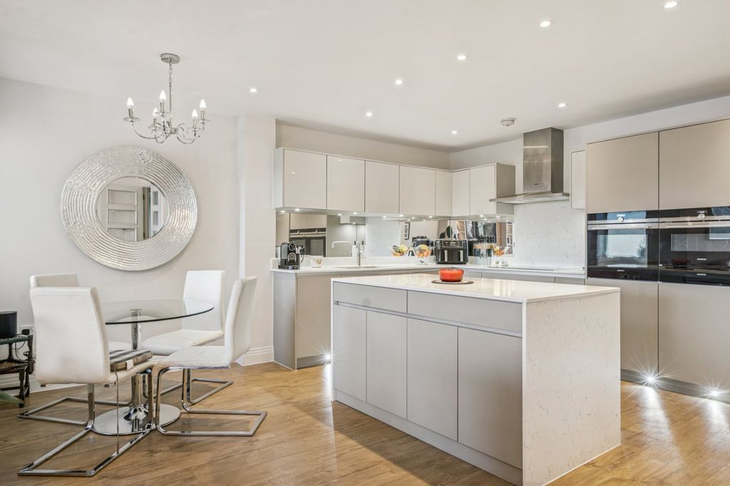 Additional image 3 of 3 bed flat for saleSouth Park Crescent, Gerrards Cross, Buckinghamshire SL9