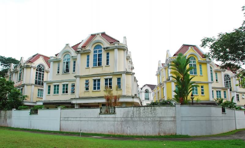 Additional image 21 of Burgundy Crescent