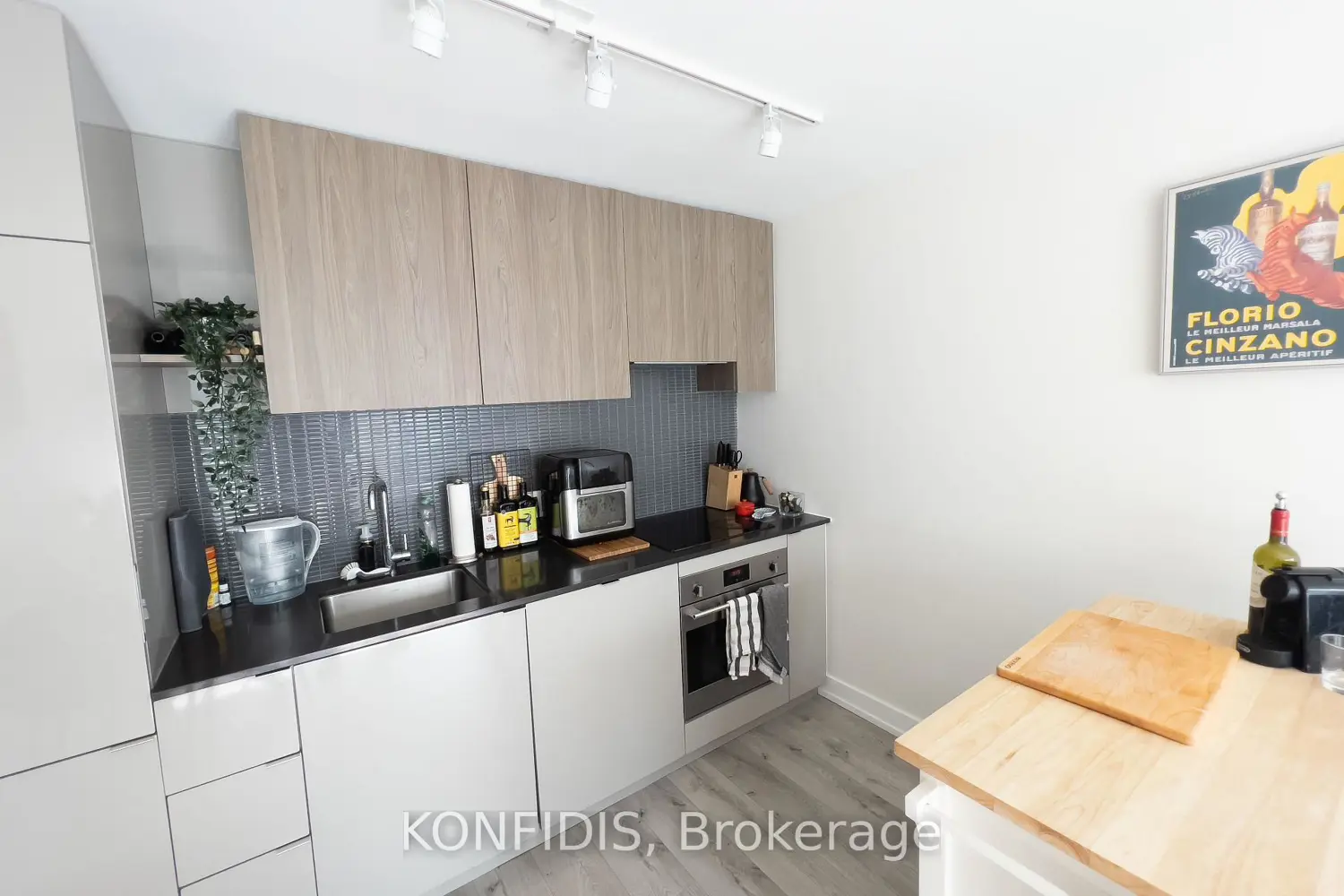 Additional image 11 of 161 Roehampton Avenue 732