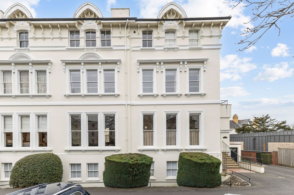 2 bed flat for saleThe Park, Melrose GL50 photo 4