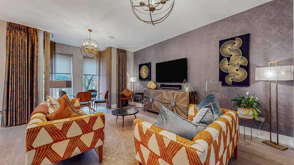 4 bed flat for salePark Quadrant, Park District G3 photo 2