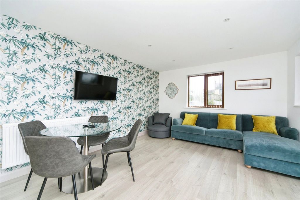 2 bed flat for saleHelen Terrace, Y Felinheli, Gwynedd LL56