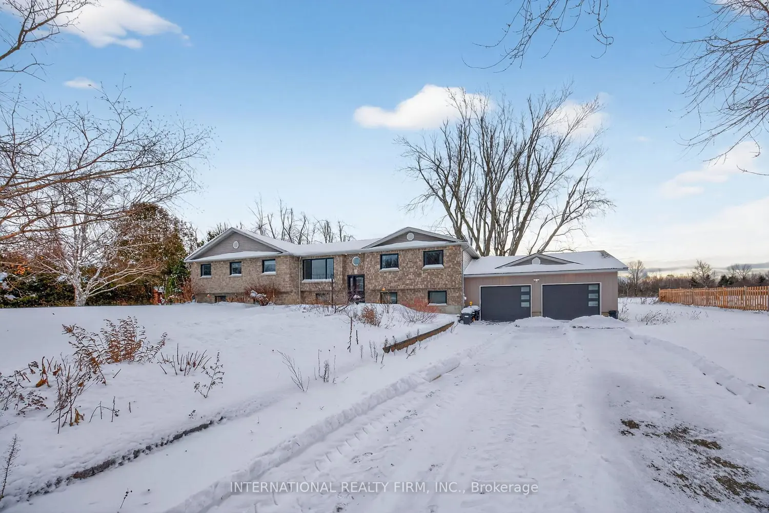 1563 15 16 Side Road photo 2