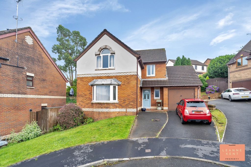 4 bed detached house for saleClos Cae'r Wern, Caerphilly CF83