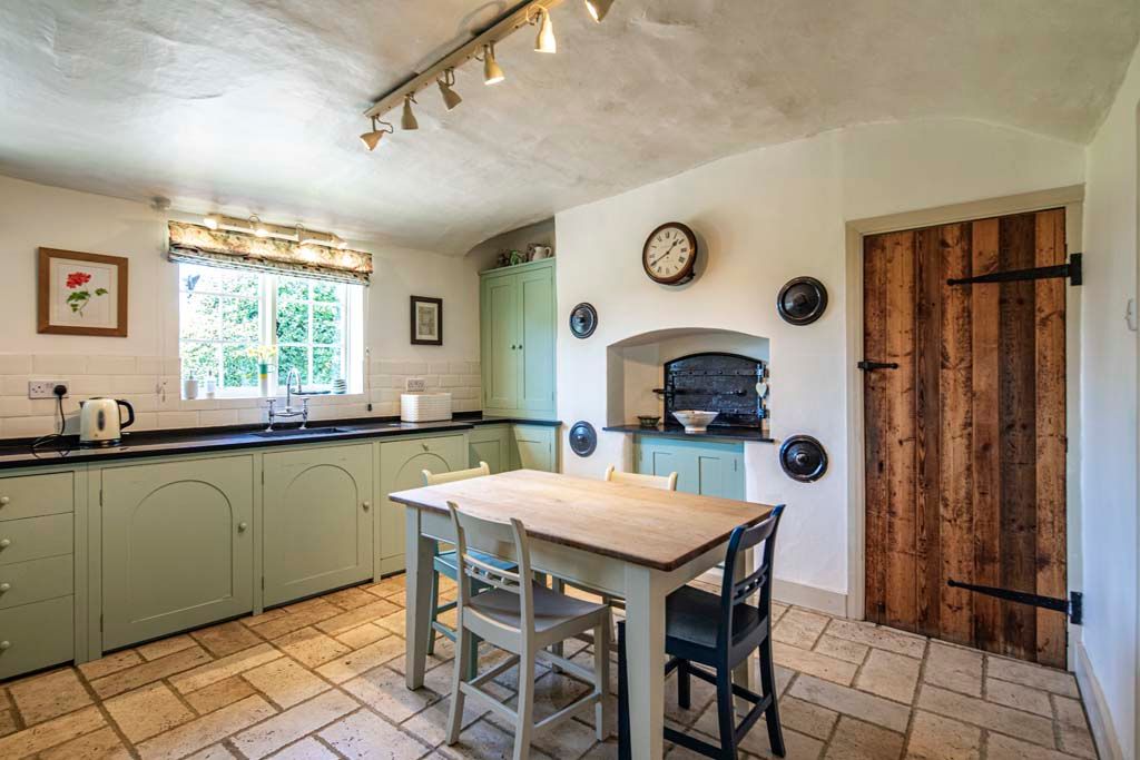 4 bed property for saleThe Old Stores, Ashampstead RG8 photo 3