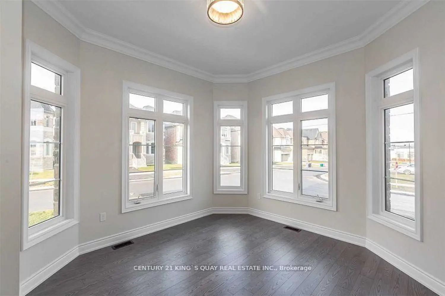 102 Giardina Crescent photo 5
