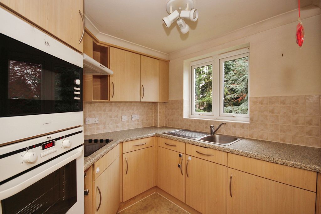 2 bed flat for saleKnights Court, Balsall Common CV7