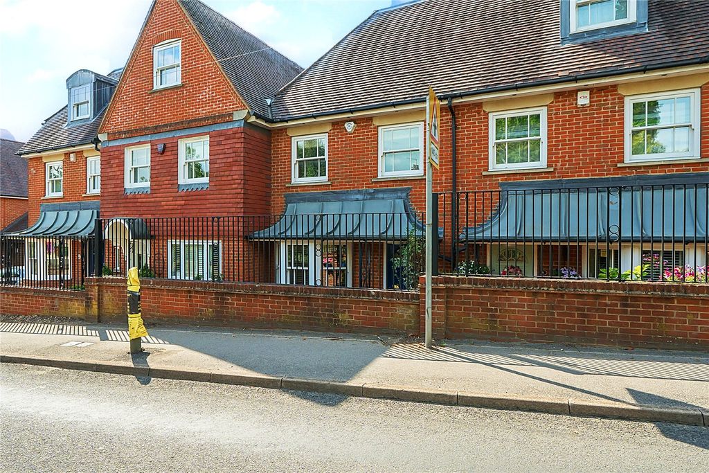 2 bed terraced house for saleHaslemere, Surrey GU27