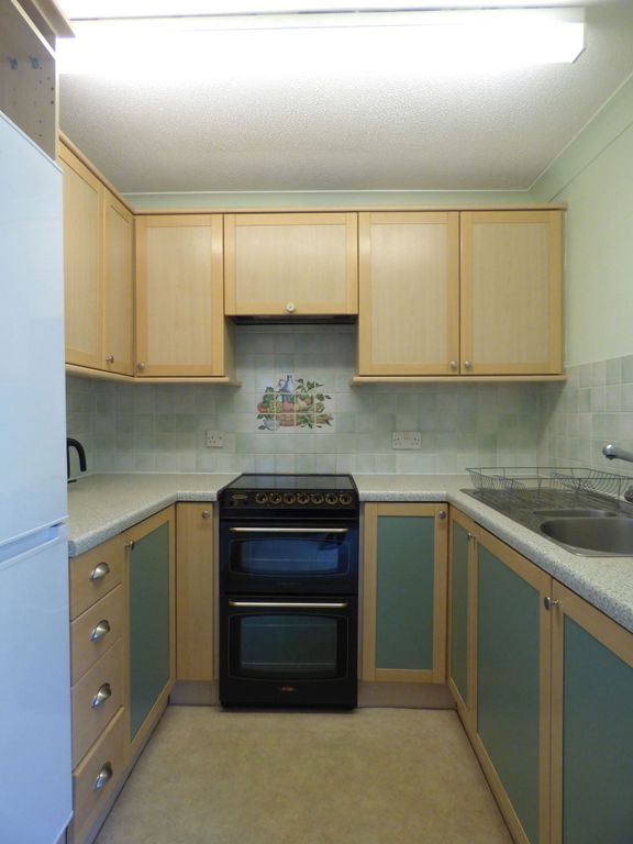 2 bed flat for salePriory Road, Malvern, Worcestershire WR14 photo 5