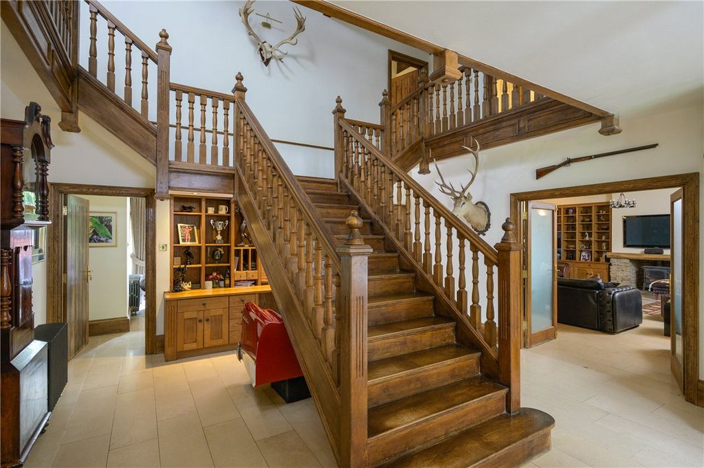7 bed equestrian for saleSiston, Bristol BS16 photo 3