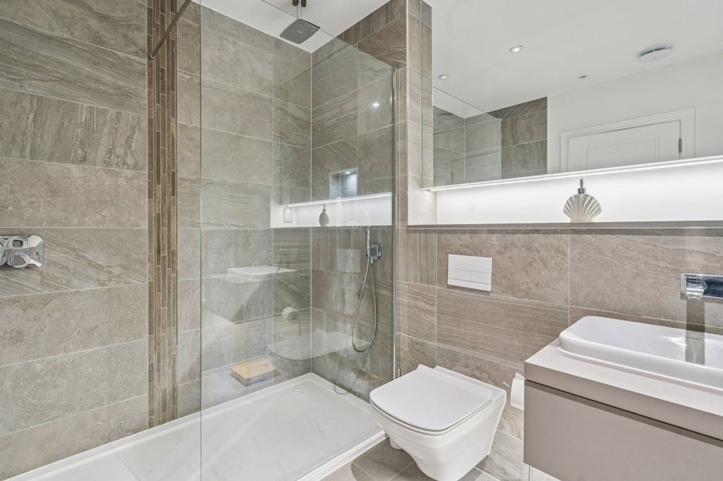 Additional image 10 of 3 bed flat for saleSouth Park Crescent, Gerrards Cross, Buckinghamshire SL9
