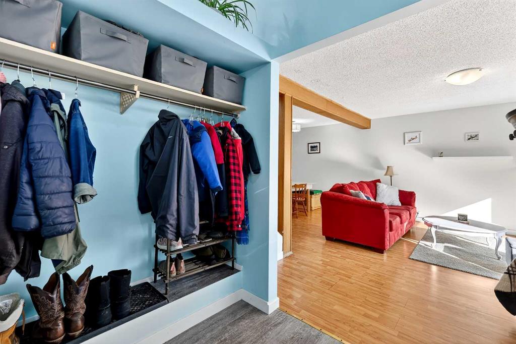 Additional image 3 of 95 Woodglen Grove SW, Calgary, AB, T2W 4J9