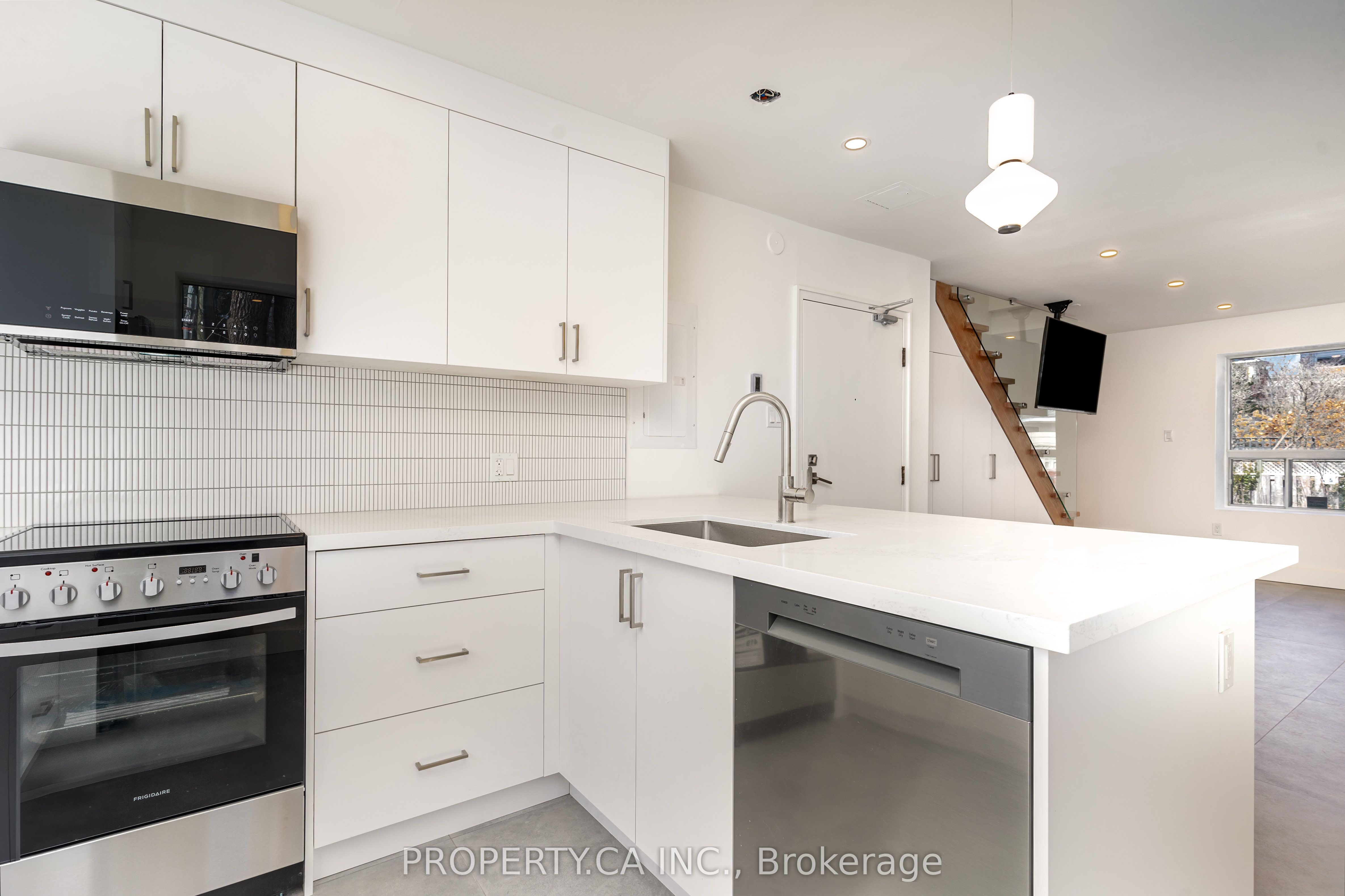Suite 6-97 Lee Avenue, Toronto, ON, M4E 2P2 photo 4