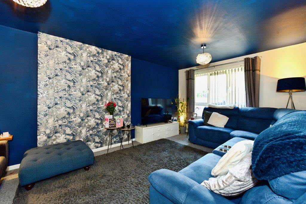 3 bed semi-detached house for saleCarpenter Croft, Sheffield S12 photo 2