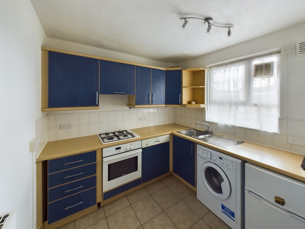 1 Bed Flat, Harling Court, SW11, N1 7GU