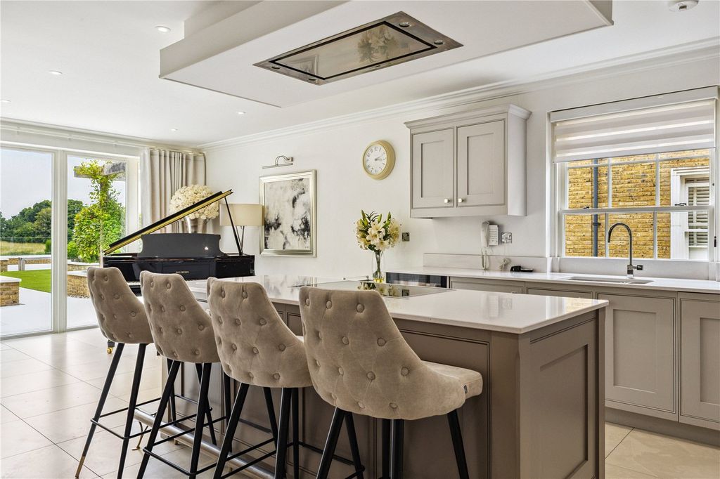 Additional image 3 of 2 bed flat for saleConnaught Square, Winchester, Hampshire SO22