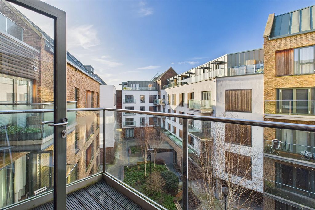 2 bed flat for saleGaol Ferry Steps, Whapping Wharf BS1 photo 3
