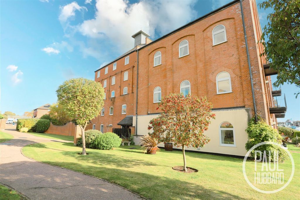 3 bed flat for saleSwonnells Walk, Oulton Broad NR32