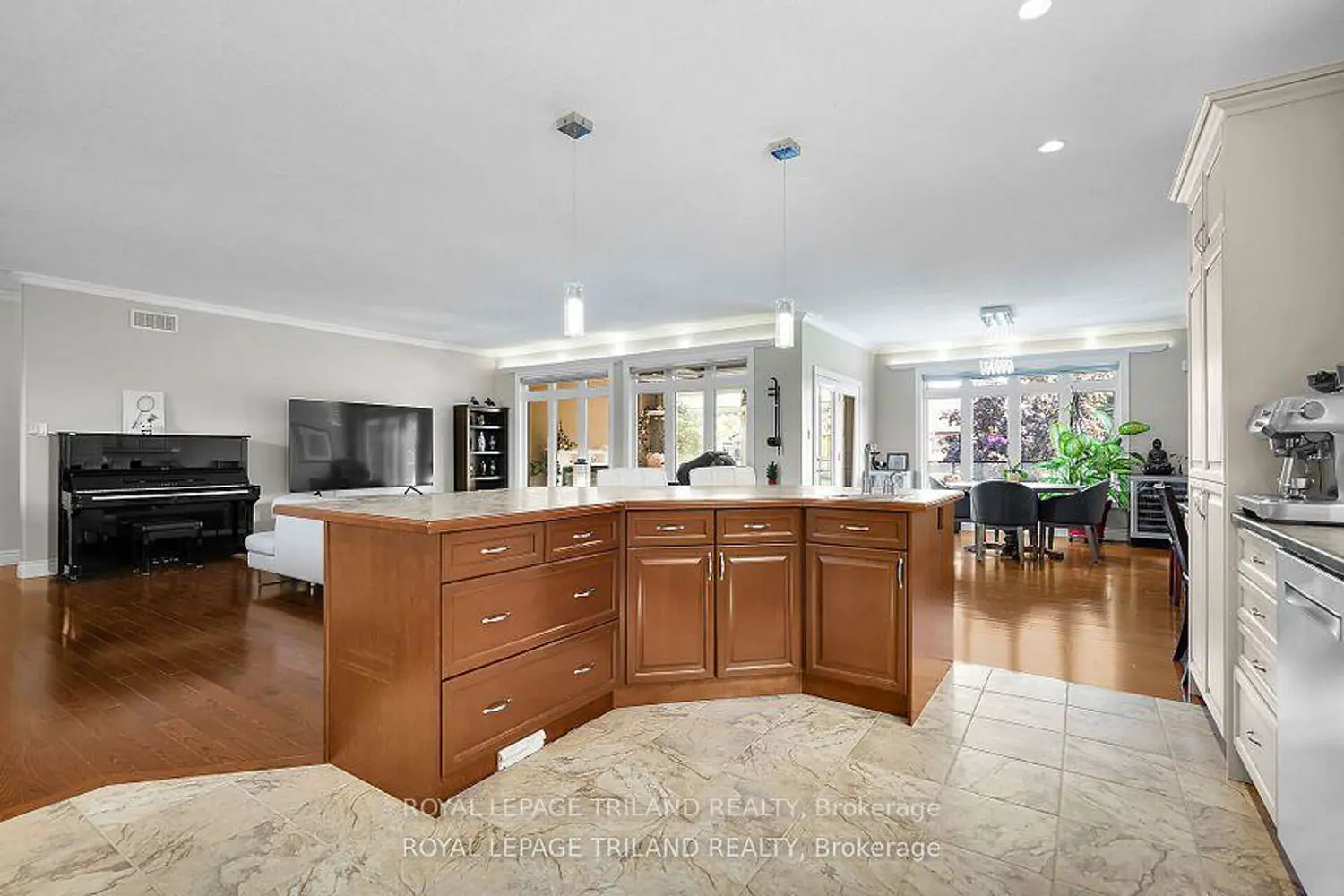 7119 Clayton Walk photo 4