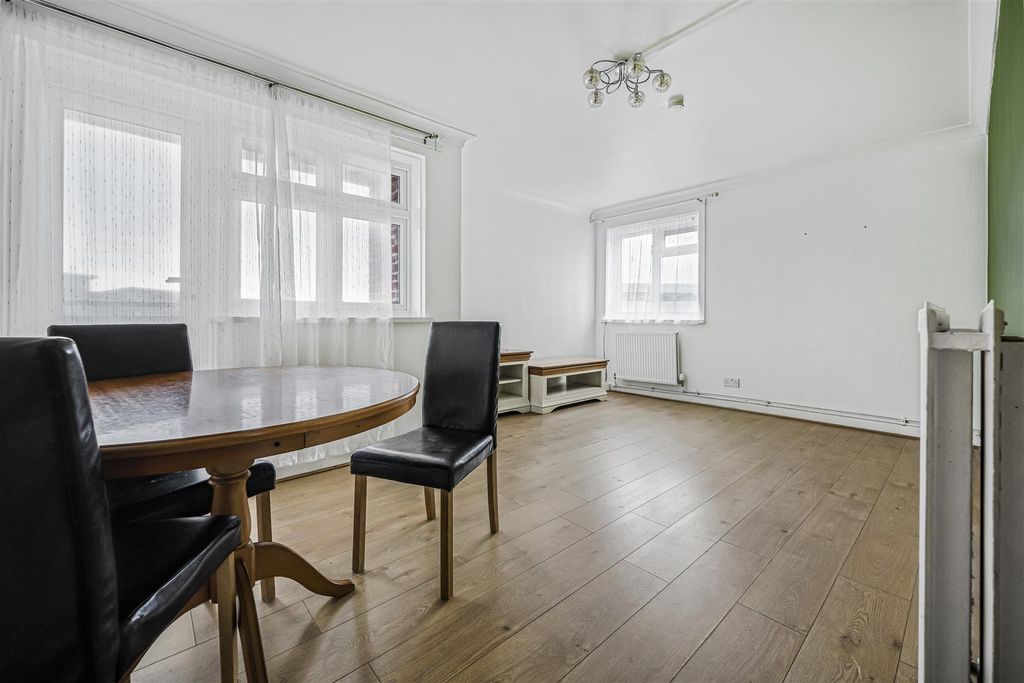 3 bed flat for saleSt. Leger Crescent, St. Thomas, Swansea SA1 photo 5