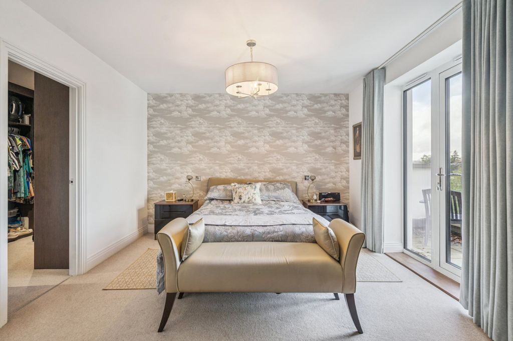 Additional image 8 of 3 bed flat for saleSouth Park Crescent, Gerrards Cross, Buckinghamshire SL9