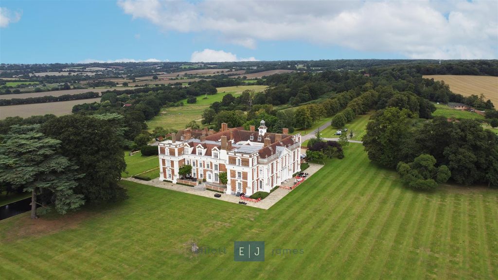4 bed flat for saleHill Hall, Theydon Mount, Epping CM16 photo 2