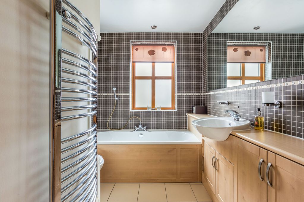Additional image 7 of 2 bed flat for saleKings Head Yard, Winchester SO23