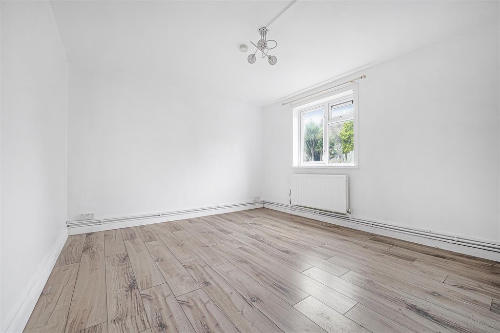 3 bed flat for saleSt. Leger Crescent, St. Thomas, Swansea SA1 photo 4