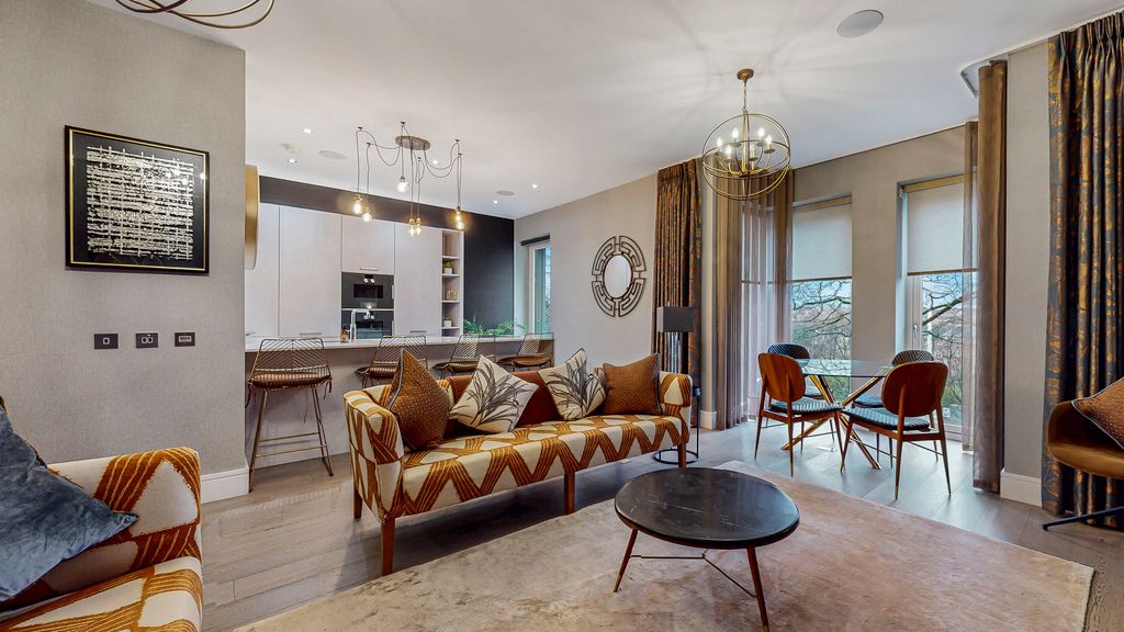 4 bed flat for salePark Quadrant, Park District G3 photo 3