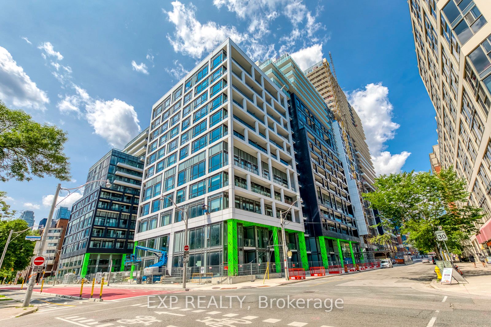 824 SE-60 Princess Street, Toronto, ON, M5A 2C7