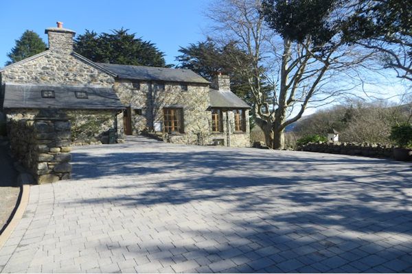 3 bed equestrian for saleLlanegryn LL36 photo 3