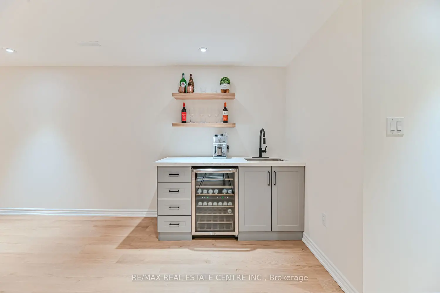 Additional image 17 of 2498 Longridge Crescent