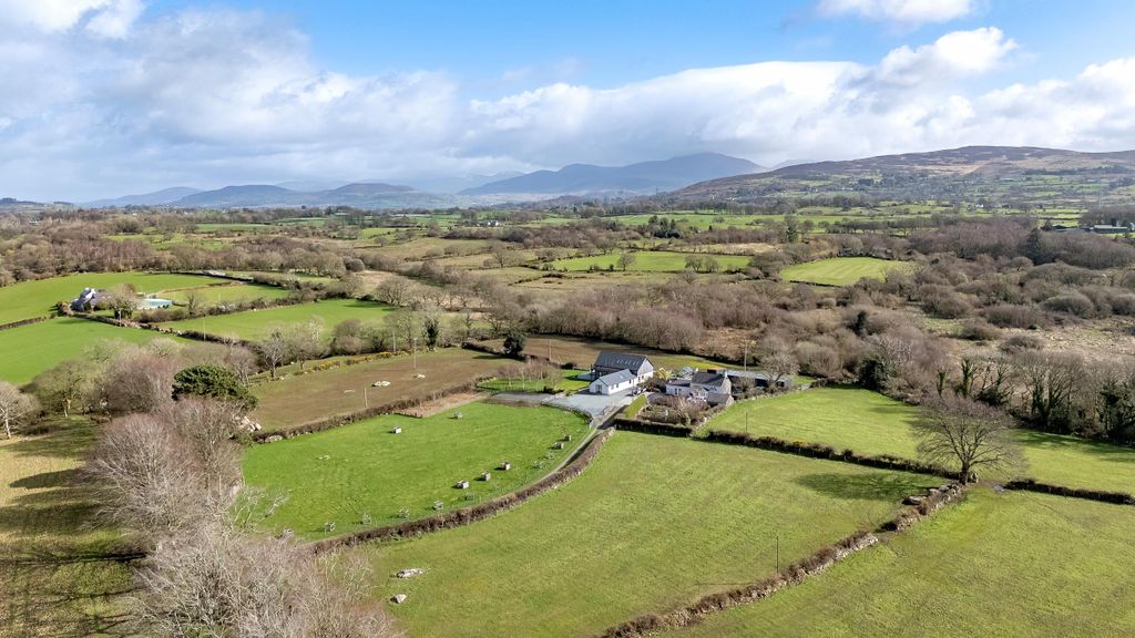 4 bed detached house for saleCaeathro, Caernarfon, Gwynedd LL55 photo 2