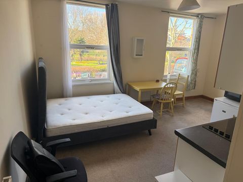 High Road, Leyton London E10, Studio to rent