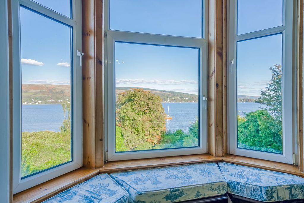 4 bed property for saleUpper Flat, Stonefield, Clynder G84 photo 5
