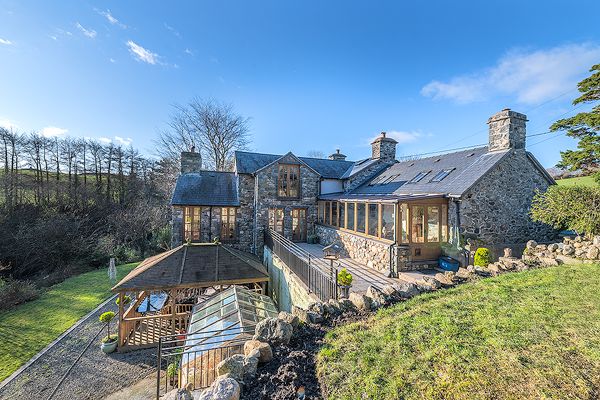 3 bed equestrian for saleLlanegryn LL36 photo 5