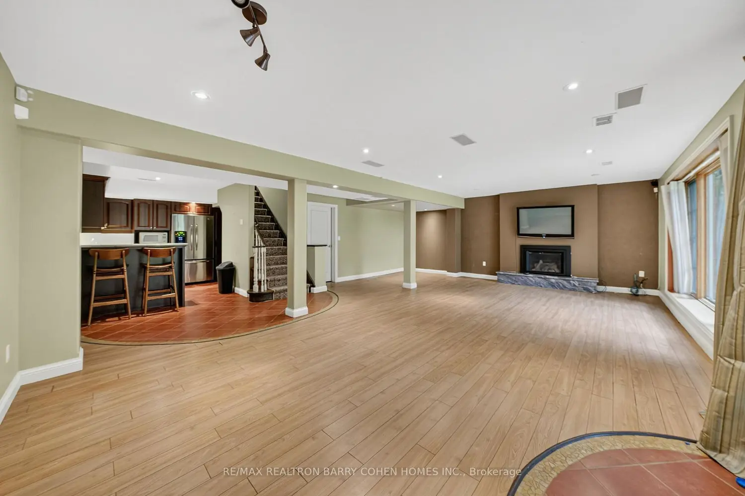 Additional image 16 of 11 Tudor Gate