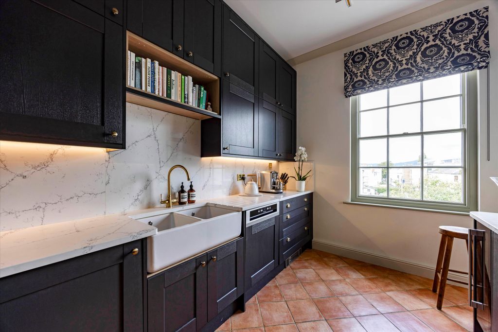 2 bed flat for saleThe Broad Walk, Imperial Square, Cheltenham, Gloucestershire GL50 photo 5