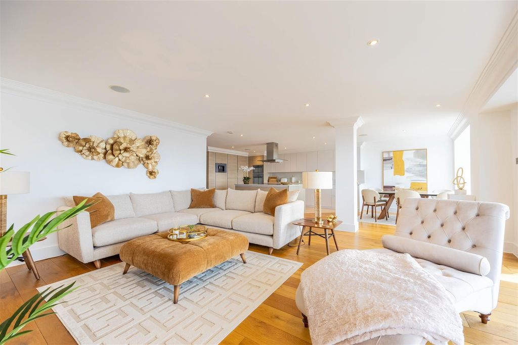 2 bed flat for saleThe Shore, Chalkwell SS0 photo 3