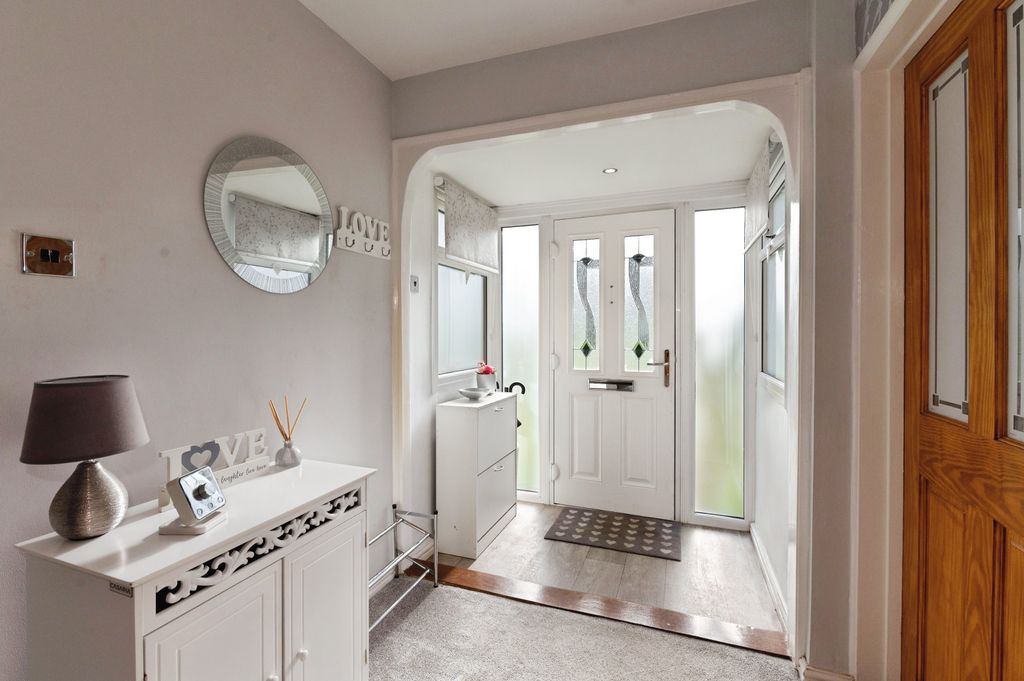 3 bed terraced house for saleGreat Gregorie, Basildon SS16 photo 2