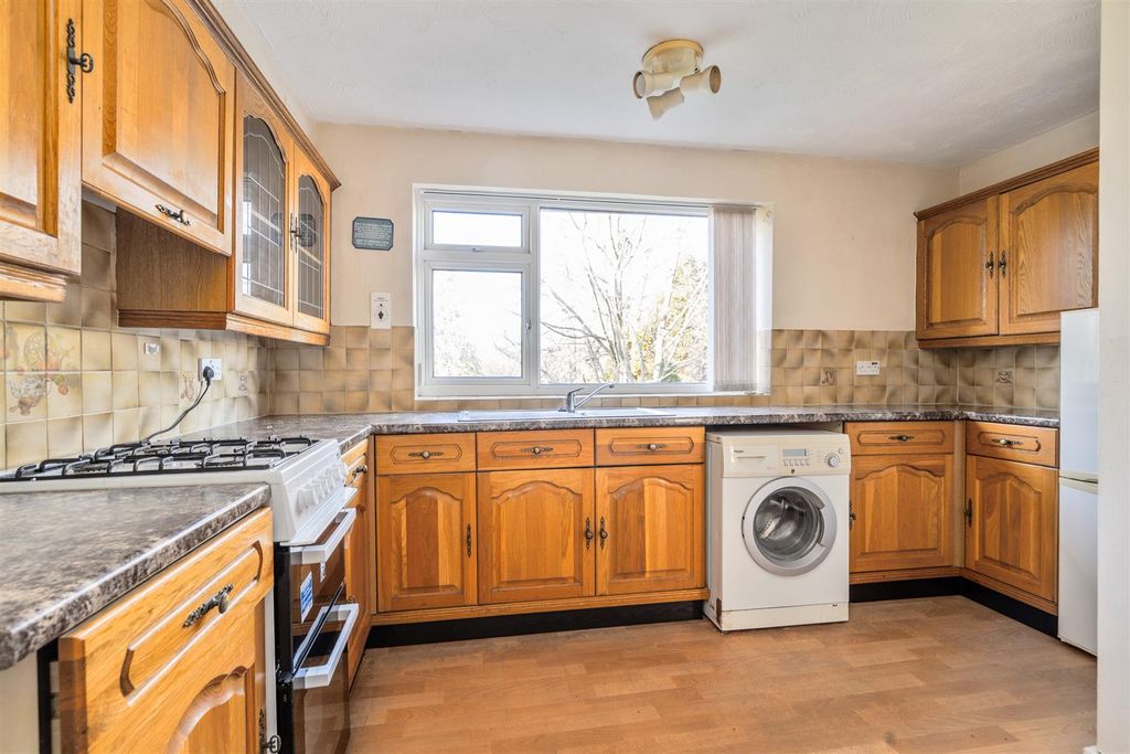 2 bed flat for saleKeresley Close, Solihull B91 photo 4