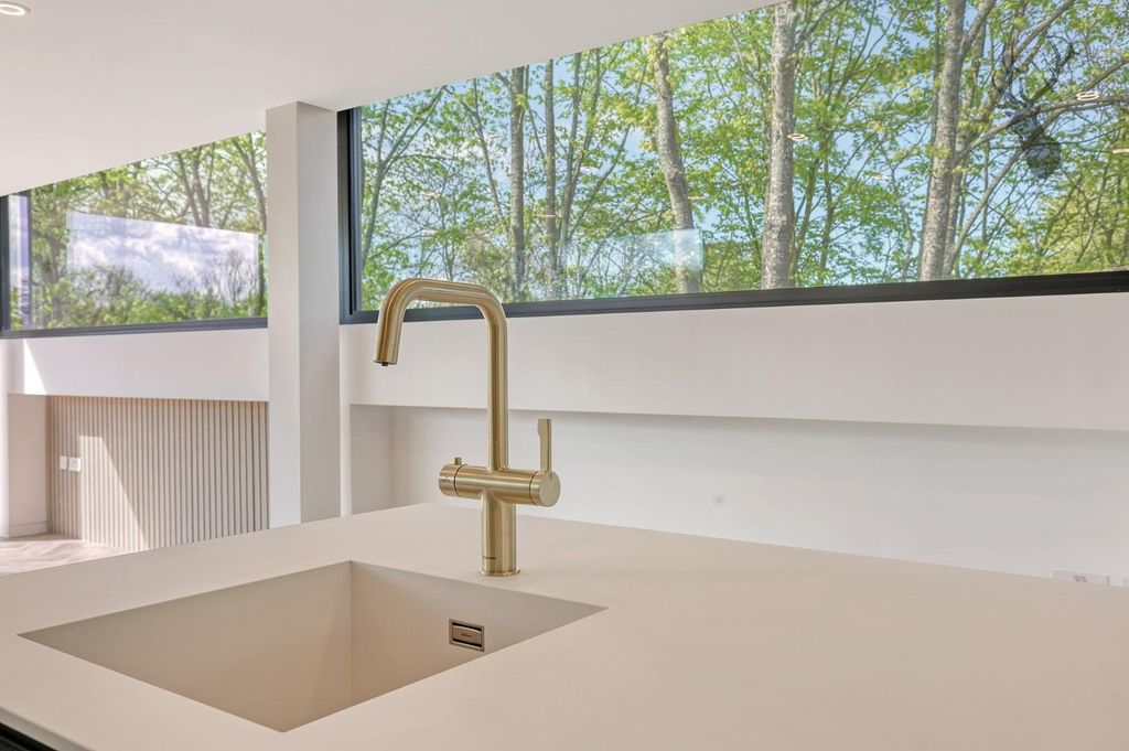 3 bed flat for saleWoodredon House, Epping EN9 photo 4