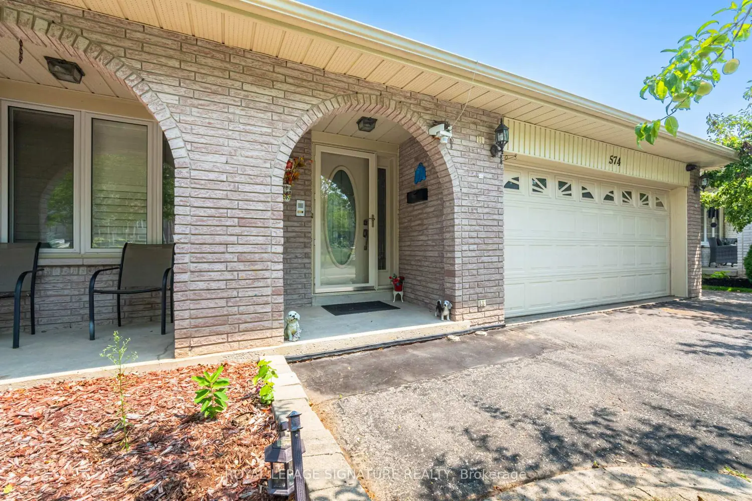 574 Antigua Crescent photo 2
