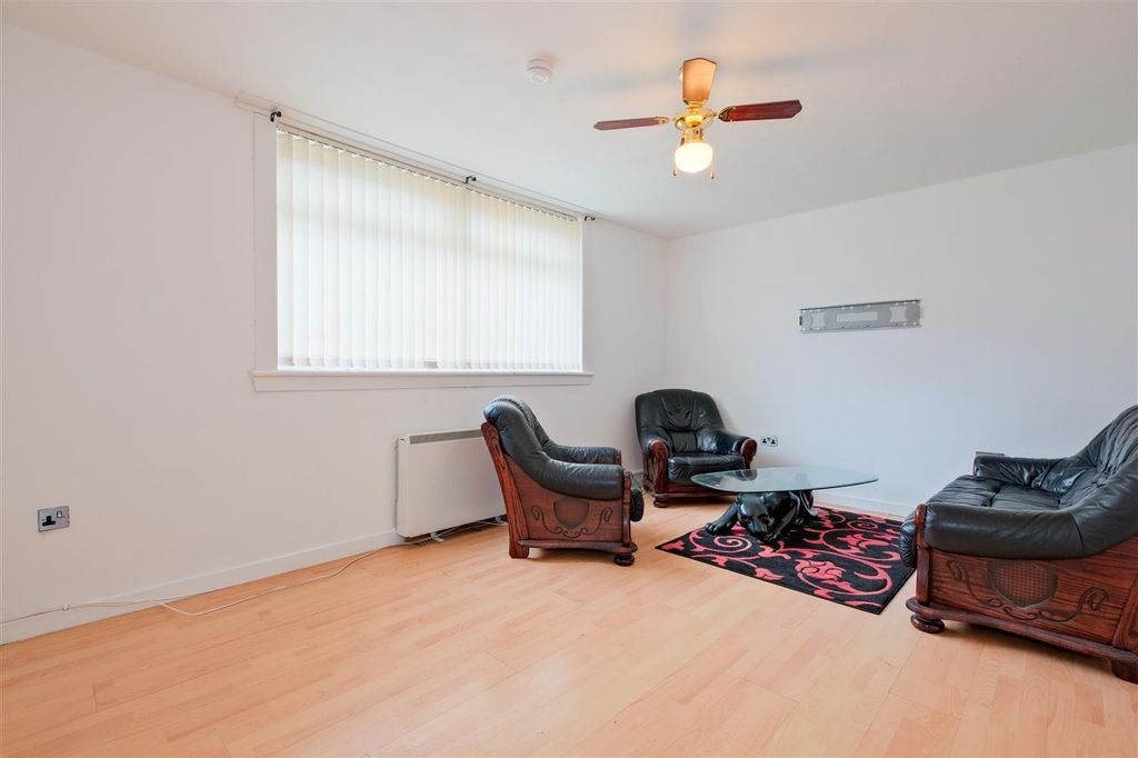 3 bed flat for saleOrmiston Drive, Hamilton ML3 photo 2