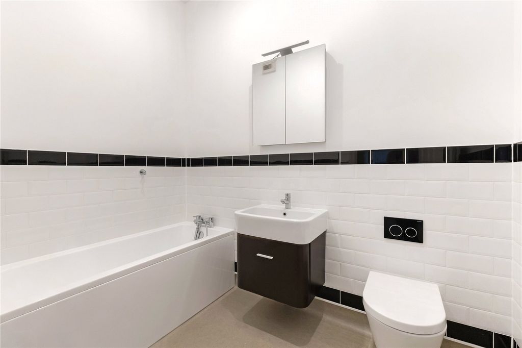Additional image 9 of 2 bed flat for salePeninsula Square, Winchester, Hampshire SO23