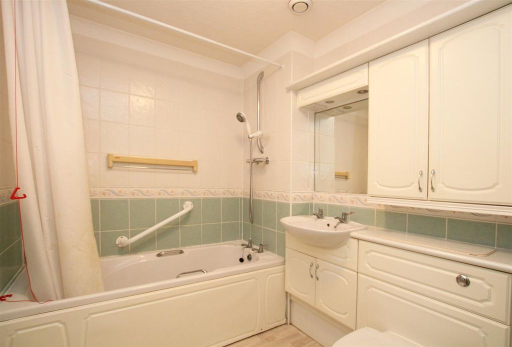 1 bed flat for saleDeanery Close, Chichester PO19 photo 5